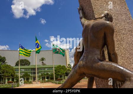 Goiania, Goias, Brasile – 04 marzo 2023: Dettaglio della Piazza Civica nel centro di Goiania, con il Monumento alle tre gare in primo piano. Foto Stock