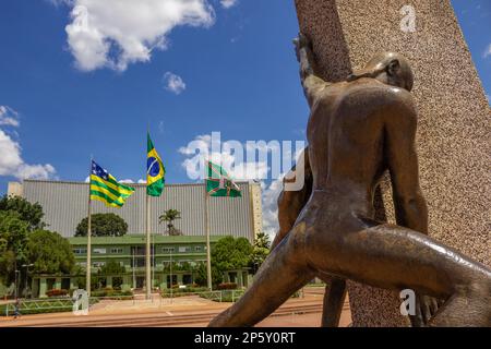 Goiania, Goias, Brasile – 04 marzo 2023: Dettaglio della Piazza Civica nel centro di Goiania, con il Monumento alle tre gare in primo piano. Foto Stock