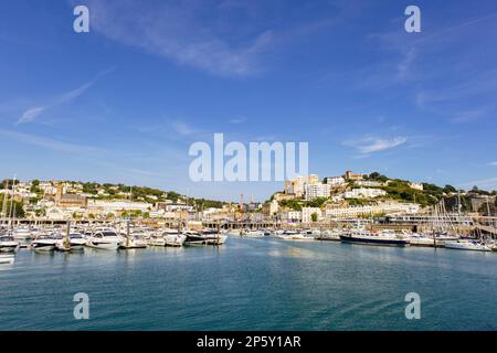 Barche ormeggiate in porto da Princess Pier, Torquay, Devon, Inghilterra, Regno Unito, Regno Unito. Conosciuta come la Riviera Inglese a Torbay Foto Stock