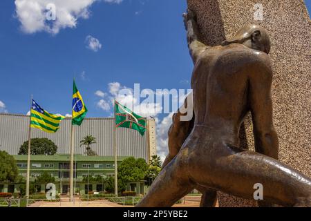 Goiania, Goias, Brasile – 04 marzo 2023: Dettaglio della Piazza Civica nel centro di Goiania, con il Monumento alle tre gare in primo piano. Foto Stock