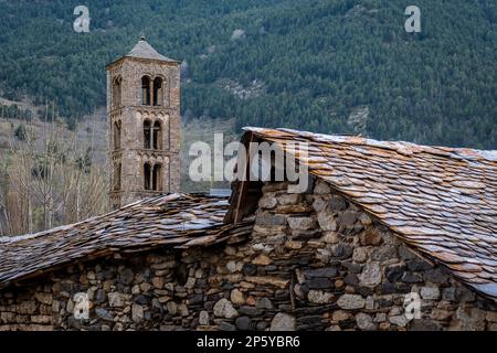 Tradizionale tetto della casa e campanile della chiesa romanica di Sant Climent de Taüll. Taüll,Vall de Boí, Lleida, Catalogna, Spagna Foto Stock