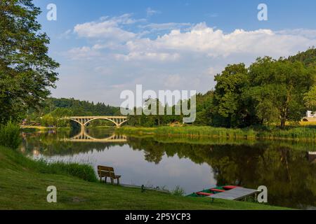 Fiume Berounka a Zvikovec, Boemia centrale, Repubblica Ceca Foto Stock