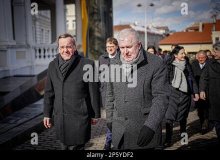 Vilnius, Lituania. 07th Mar, 2023. Boris Pistorius (l, SPD), ministro federale della Difesa, è ricevuto con onori militari dal suo omologo lituano Arvydas Anusauskas. Il tema dei colloqui con il partner NATO è la guerra in Ucraina. Credit: Kay Nietfeld/dpa/Alamy Live News Foto Stock