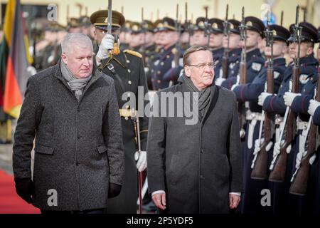 Vilnius, Lituania. 07th Mar, 2023. Boris Pistorius (r, SPD), ministro federale della Difesa, è ricevuto con onori militari dal suo omologo Arvydas Anusauskas. Il tema dei colloqui con il partner NATO è la guerra in Ucraina. Credit: Kay Nietfeld/dpa/Alamy Live News Foto Stock