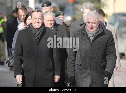 Vilnius, Lituania. 07th Mar, 2023. Boris Pistorius (l, SPD), ministro federale della Difesa, è ricevuto con onori militari dal suo omologo lituano Arvydas Anusauskas. Il tema dei colloqui con il partner NATO è la guerra in Ucraina. Credit: Kay Nietfeld/dpa/Alamy Live News Foto Stock