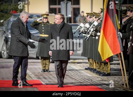 Vilnius, Lituania. 07th Mar, 2023. Boris Pistorius (r, SPD), ministro federale della Difesa, è ricevuto con onori militari dal suo omologo lituano Arvydas Anusauskas. Il tema dei colloqui con il partner NATO è la guerra in Ucraina. Credit: Kay Nietfeld/dpa/Alamy Live News Foto Stock