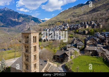 Campanile della chiesa di Sant climent, villaggio di Taüll, Vall Boí, Lleida, Catalogna, Spagna Foto Stock