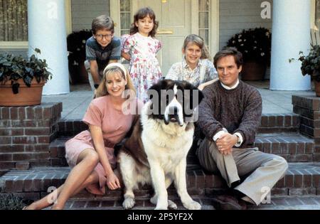 BEETHOVEN 1992 Universal Pictures film con prima fila: Bonnie Hunt e Charles Grodin e dietro da sinistra: Christopher Castile, Sarah Rose Karr, Nicholle Tom Foto Stock