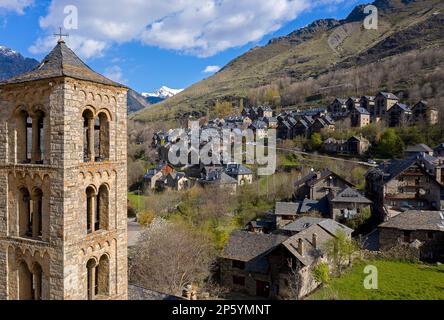Campanile della chiesa di Sant climent, villaggio di Taüll, Vall Boí, Lleida, Catalogna, Spagna Foto Stock