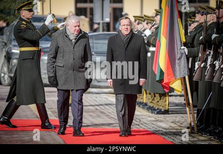 Vilnius, Lituania. 07th Mar, 2023. Boris Pistorius (r, SPD), ministro federale della Difesa, è ricevuto con onori militari dal suo omologo lituano Arvydas Anusauskas. Il tema dei colloqui con il partner NATO è la guerra in Ucraina. Credit: Kay Nietfeld/dpa/Alamy Live News Foto Stock