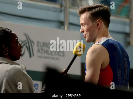 Karsten Warholm parla alla BBC durante i Campionati europei di atletica indoor (Day 3) (sessione serale) presso l'Atakoy Athletics Arena di Istanbul, Turchia, sabato 3rd 2023 marzo Foto Stock