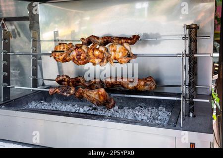 Ristoranti sulla strada spiedo grigliate spiedini barbecue a Creta, Grecia. Barbecue arrosto di agnello, pollo e maiale su una griglia a carbone in un ristorante sulla strada Foto Stock