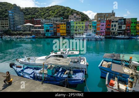 Keelung, Taiwan - 18 febbraio 2023: Case colorate nel porto di pesca di Zhengbin a Keelung, Taiwan. Foto Stock