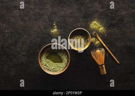 Vita morta di polvere di matcha, cucchiaio e frusta. Cerimonia del tè Matcha. Foto Stock