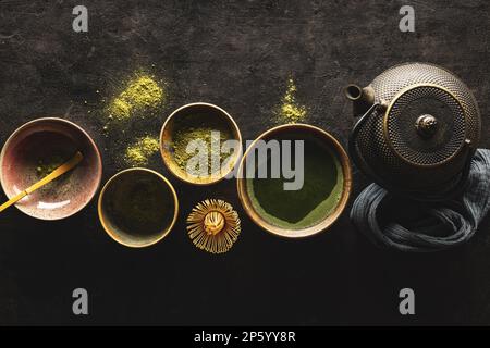 Tè verde matcha bevanda e accessori per tè su sfondo nero Foto Stock