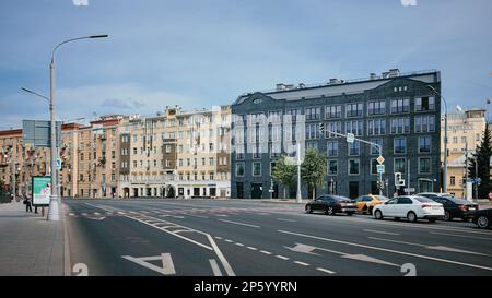 Bolshaya Polyanka Street, vista del moderno complesso residenziale a sei piani Cloud Nine, costruito nel 2021, paesaggio urbano: Mosca, Russia - 19 agosto 2022 Foto Stock