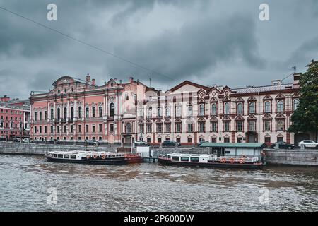 Vista del Palazzo Beloselsky-Belozersky o del Palazzo Sergievsky e l'ex maniero della Trinità Sergius Lavra, argine del fiume Fontanka, culturale Foto Stock