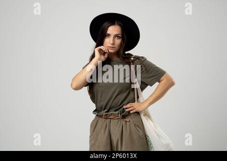 Ritratto di uomo felice sorridente in una t-shirt rossa con borsa termica isolata su una spalla che guarda in una fotocamera. Servizio di consegna cibo. Foto Stock
