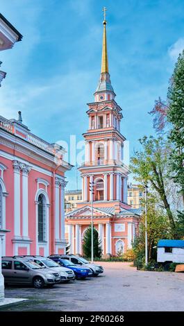 Vista del campanile sopra la porta della Cattedrale dell'Esaltazione della Croce, costruita nel 1812, Ligovsky Prospekt, punto di riferimento: S. Petersburg, Russia Foto Stock