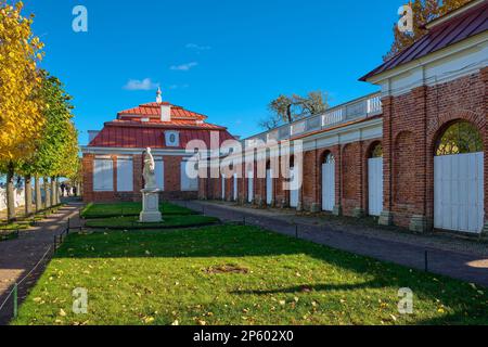 Vicolo lungo il Palazzo Monplaisir a Peterhof, Pietro il Grande Barocco, 1714-1723, punto di riferimento: Peterhof, Russia - 09 ottobre, 2022 Foto Stock