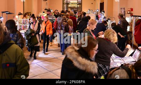 Varsavia, Polonia. 5 marzo 2023. Varsavia Mineral Expo 2023. La gente sta cercando e comprando le cose agli stand. Foto Stock