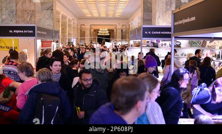 Varsavia, Polonia. 5 marzo 2023. Varsavia Mineral Expo 2023. La gente sta cercando e comprando le cose agli stand. Foto Stock