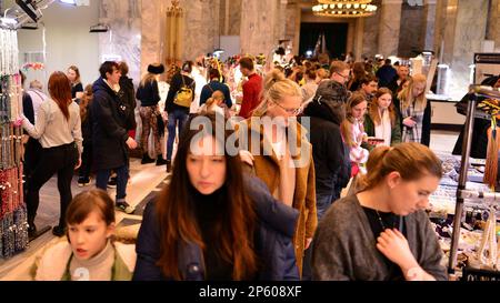 Varsavia, Polonia. 5 marzo 2023. Varsavia Mineral Expo 2023. La gente sta cercando e comprando le cose agli stand. Foto Stock