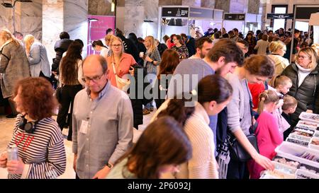 Varsavia, Polonia. 5 marzo 2023. Varsavia Mineral Expo 2023. La gente sta cercando e comprando le cose agli stand. Foto Stock