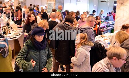 Varsavia, Polonia. 5 marzo 2023. Varsavia Mineral Expo 2023. La gente sta cercando e comprando le cose agli stand. Foto Stock