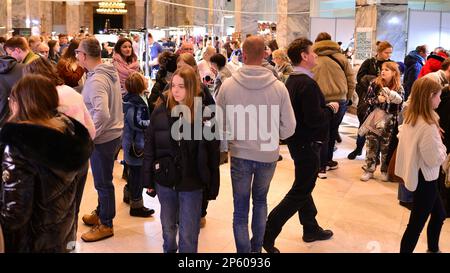 Varsavia, Polonia. 5 marzo 2023. Varsavia Mineral Expo 2023. La gente sta cercando e comprando le cose agli stand. Foto Stock
