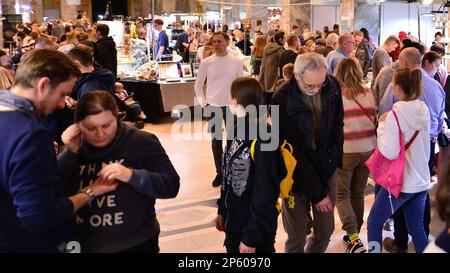 Varsavia, Polonia. 5 marzo 2023. Varsavia Mineral Expo 2023. La gente sta cercando e comprando le cose agli stand. Foto Stock