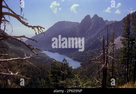 Aigüestortes Estany de Sant Maurici´Lago di Sant Maurici e il Monte Encantats,Parco Nazionale di Sant Maurici,Pirenei, provincia di Lleida, CA Foto Stock