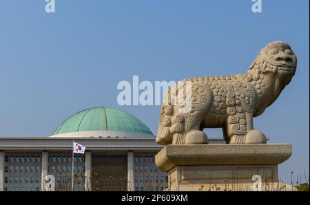 Seul, Corea del Sud. 07th Mar, 2023. Vista della statua di Haetae (xiezhi) di fronte all'edificio dell'Assemblea Nazionale di Seoul. La Korea National Assembly Proceeding Hall è l'edificio del campidoglio sudcoreano a Seoul. L'edificio attuale è stato completato nel 1975. Credit: SOPA Images Limited/Alamy Live News Foto Stock