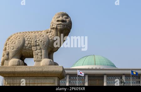 Seul, Corea del Sud. 07th Mar, 2023. Vista della statua di Haetae (xiezhi) di fronte all'edificio dell'Assemblea Nazionale di Seoul. La Korea National Assembly Proceeding Hall è l'edificio del campidoglio sudcoreano a Seoul. L'edificio attuale è stato completato nel 1975. Credit: SOPA Images Limited/Alamy Live News Foto Stock