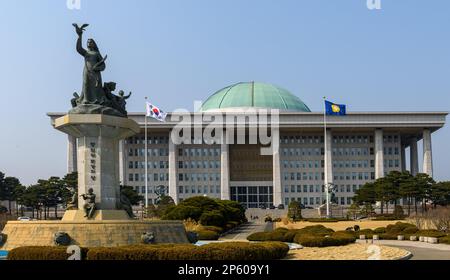 Seul, Corea del Sud. 07th Mar, 2023. Vista dell'edificio dell'Assemblea Nazionale di Seoul. La Korea National Assembly Proceeding Hall è l'edificio del campidoglio sudcoreano a Seoul. L'edificio attuale è stato completato nel 1975. Credit: SOPA Images Limited/Alamy Live News Foto Stock