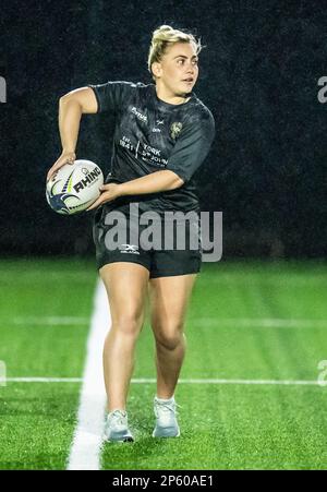 Sinead Peach di York Valkyrie durante una sessione di allenamento al York St John University Sports Park, York. Il cuore della Coppa del mondo ha pesato su Sinead Peach alla fine dello scorso anno, ma la star di York Valkyrie ha rapidamente spostato la sua attenzione verso la parte anteriore e centrale di una nuova era audace per la lega di rugby femminile. Data immagine: Mercoledì 1 marzo 2023. Foto Stock