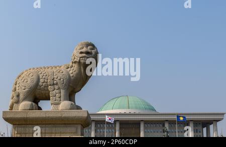 Seul, Corea del Sud. 07th Mar, 2023. Vista della statua di Haetae (xiezhi) di fronte all'edificio dell'Assemblea Nazionale di Seoul. La Korea National Assembly Proceeding Hall è l'edificio del campidoglio sudcoreano a Seoul. L'edificio attuale è stato completato nel 1975. (Foto di Kim Jae-Hwan/SOPA Images/Sipa USA) Credit: Sipa USA/Alamy Live News Foto Stock