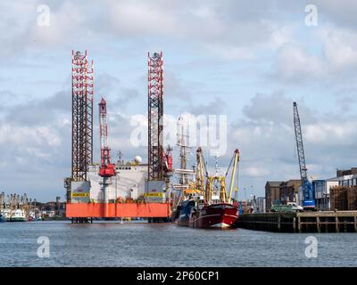 Piattaforma offshore ormeggiata al molo di Vissershaven, IJmuiden, Paesi Bassi Foto Stock