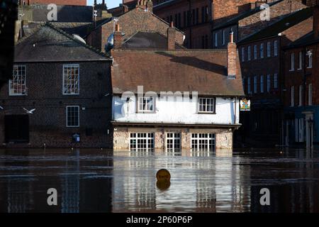 Il Kings Arms Pub, sulle rive del fiume Ouse, nel centro di York, è invaso dall'acqua mentre le acque alluvionali sorgono a York, nel North Yorkshire. Foto Stock