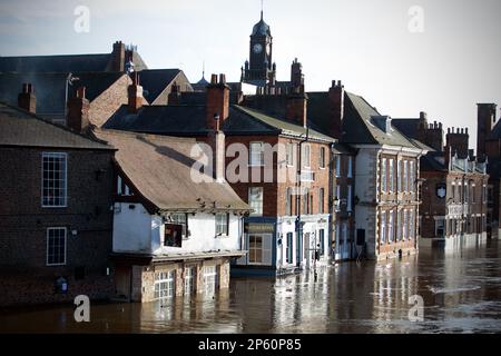 I pub sulle rive del fiume Ouse nel centro di York sono sommersi di acqua mentre le acque alluvionali sorgono a York, nel North Yorkshire. Foto Stock