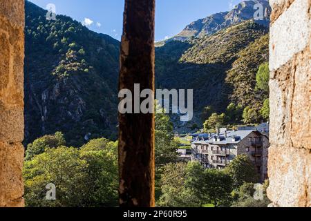 Villaggio dal campanile di Santa Eulàlia Church.romaniche chiesa. Erill la Vall. Valle di Boí. Catalogna. Spagna Foto Stock