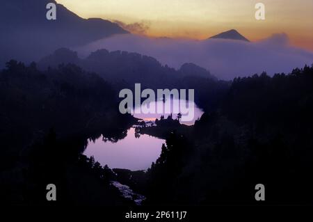 Laghi Redon e Long, circo Colomèrs, Valle di Aran, Parco Nazionale di Aigüestortes e Estany de Sant Maurici, Pirenei, provincia di Lleida, Catalogna, Spagna. Foto Stock