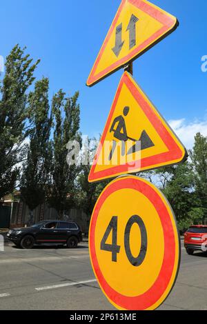 Indicazioni stradali su City Street. Riparazione su strada Foto Stock