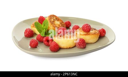 Piatto di deliziosi pancake al formaggio casolare, lamponi freschi e menta su sfondo bianco Foto Stock