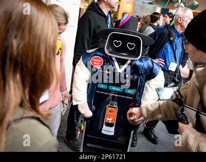 Berlino, Germania. 07th Mar, 2023. I visitatori della fiera interagiscono con un robot durante il tour di apertura dell'International Tourism Exchange (ITB). Il paese ospite dell'ITB di quest'anno è la Georgia. Credit: Fabian Sommer/dpa/Alamy Live News Foto Stock