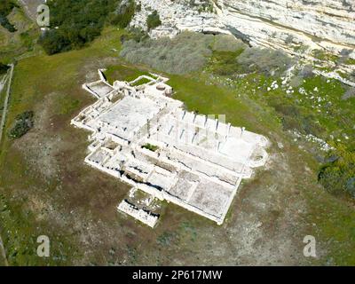 Basilica paleocristiana sul fronte spiaggia. Costruito alla base delle scogliere sud-occidentali, sotto l'acropoli, all'inizio del 6th ° secolo Foto Stock