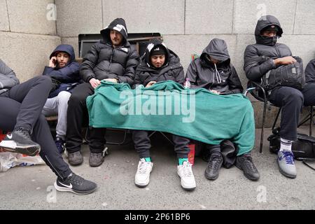 I clienti aspettano in coda il lancio del MoonSwatch presso il negozio Swatch nella Royal Exchange, nel centro di Londra. Data immagine: Martedì 7 marzo 2023. Foto Stock