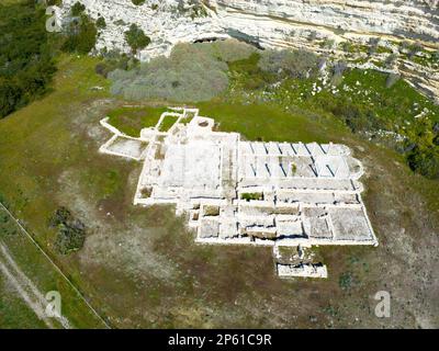 Basilica paleocristiana sul fronte spiaggia. Costruito alla base delle scogliere sud-occidentali, sotto l'acropoli, all'inizio del 6th ° secolo Foto Stock