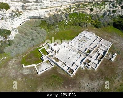 Basilica paleocristiana sul fronte spiaggia. Costruito alla base delle scogliere sud-occidentali, sotto l'acropoli, all'inizio del 6th ° secolo Foto Stock