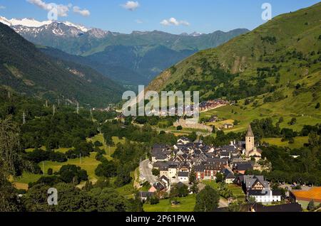 A destra Salardú village. In background Gessa village,Valle de Arán,Pirenei, provincia di Lleida, Catalogna, Spagna. Foto Stock